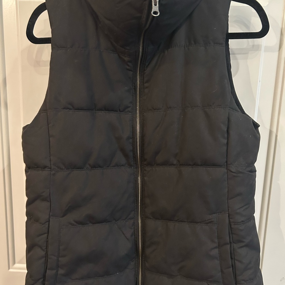 Old Navy Women’s Black Puffer Vest size medium